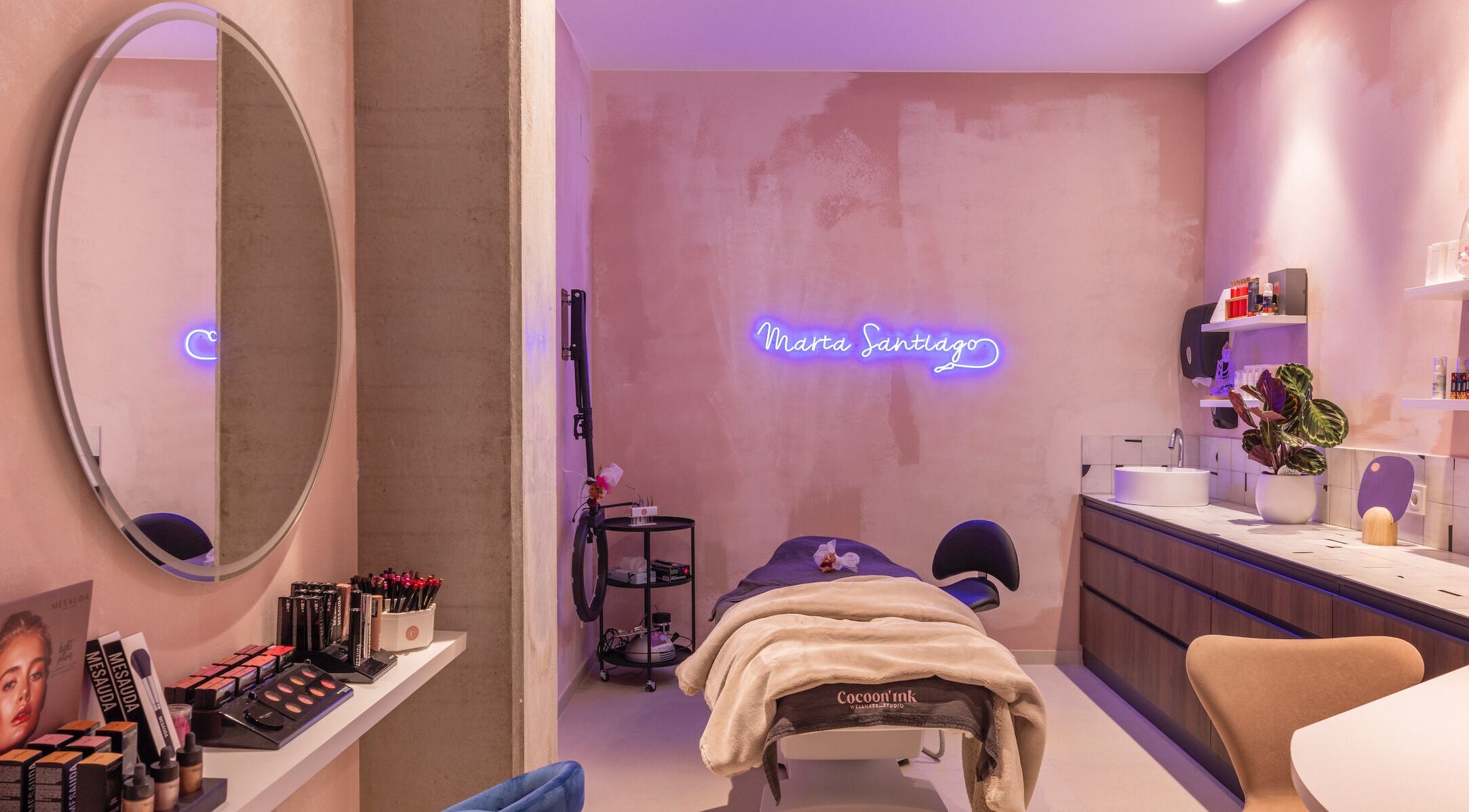 Interior de Cocoon’ink Wellness Studio en Mataró, Catalunya, ES, con decoración acogedora y productos de belleza.
