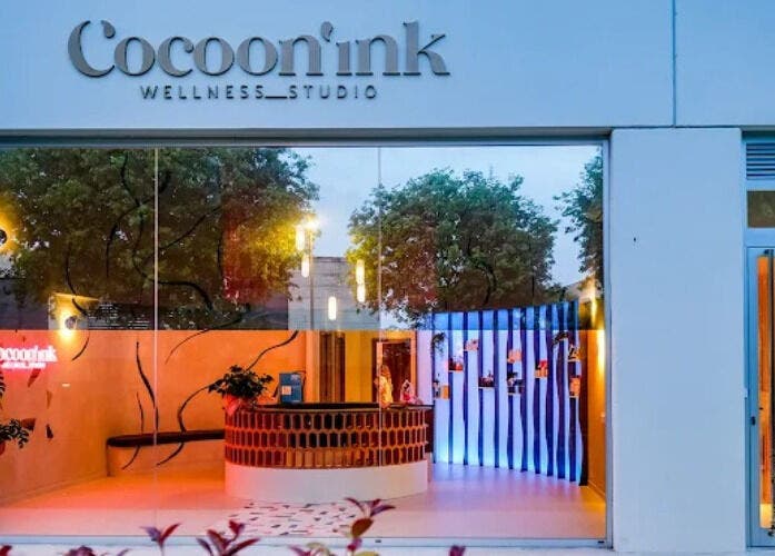 Exterior de Cocoon’ink Wellness Studio en Mataró, Catalunya, ES, mostrando su moderna entrada iluminada.