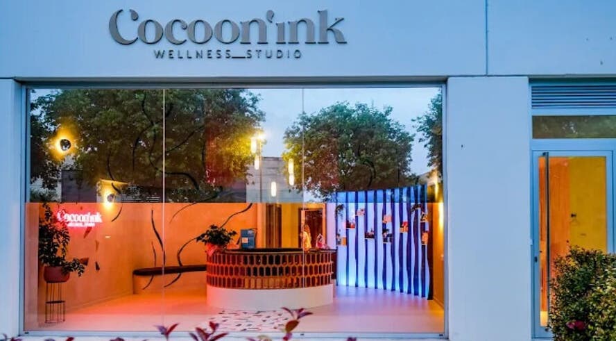 Exterior de Cocoon’ink Wellness Studio en Mataró, Catalunya, ES, mostrando su moderna entrada iluminada.