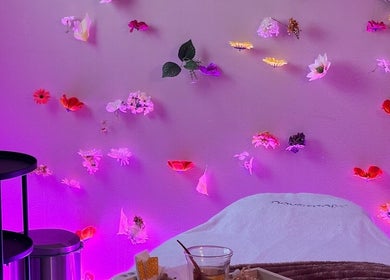 Decoración floral con luces en Cocoon’ink Wellness Studio, Mataró, Catalunya, ES.