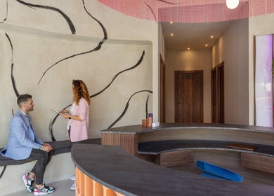 Recepción moderna de Cocoon’ink Wellness Studio en Mataró, Catalunya, ES con diseño elegante.