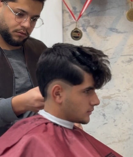 Hair stylist crafting a haircut at ÇAĞLAR KUAFÖR SALONU in Şanlıurfa, Şanlıurfa, TR.