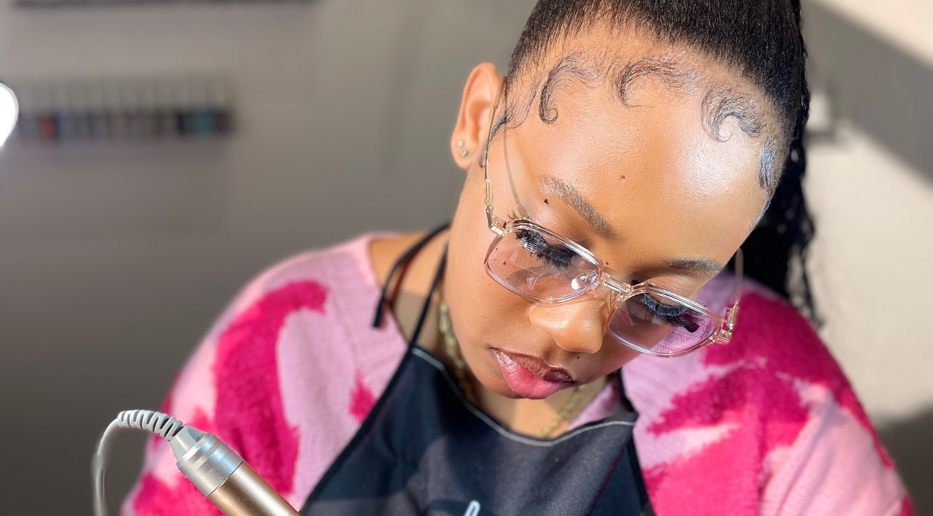 Technicienne à RK_Nails à Roubaix, Hauts-de-france, FR, réalisant une manucure professionnelle.