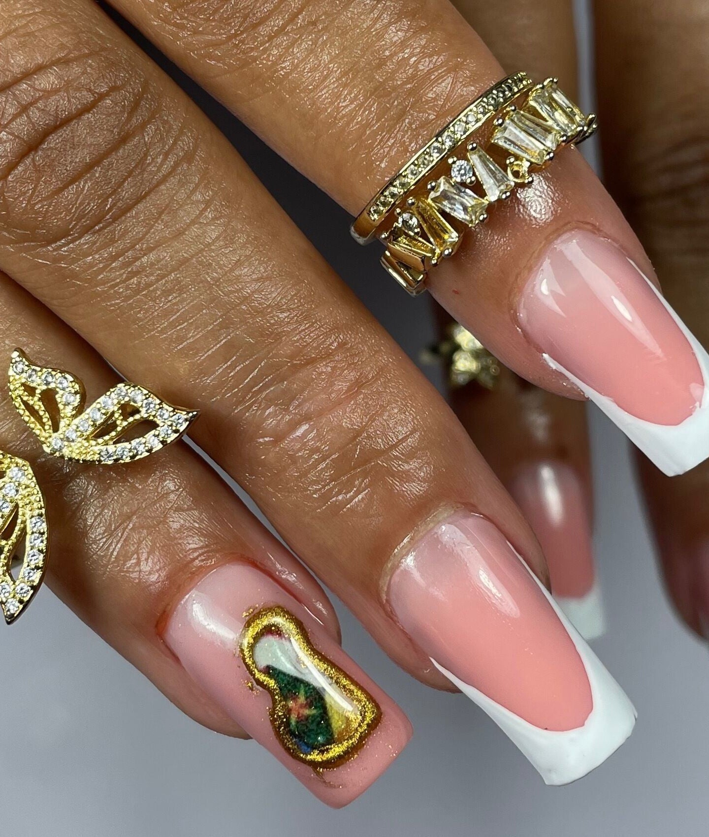 Manucure française élégante chez RK_Nails, Roubaix, Hauts-de-France, FR. Ongles ornés de bagues en or.