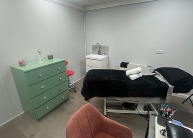 Get Em Treatments' serene therapy room in Aberdeen, Scotland, GB, featuring a cozy massage table and calming decor.