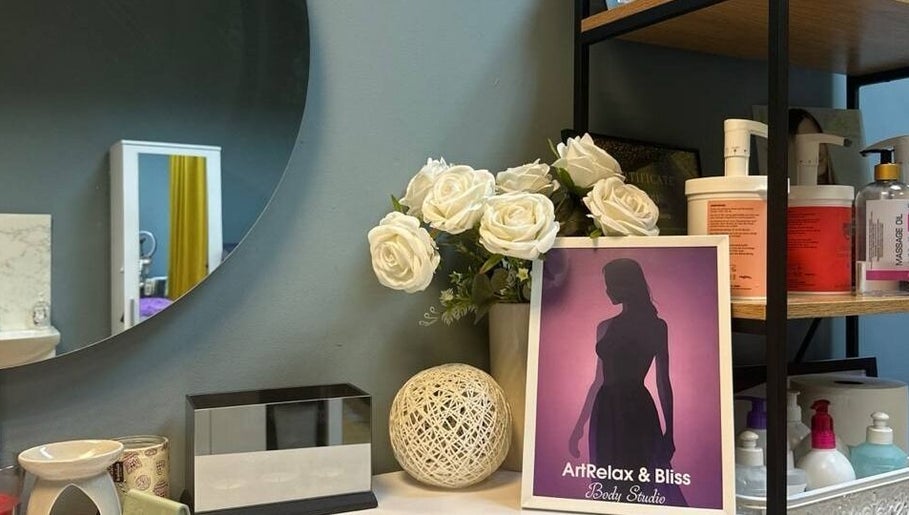 Декор кабинета в ArtRelax & Bliss body studio, Katowice, Województwo Śląskie, PL, с розами и косметикой.