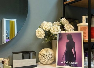 Декор кабинета в ArtRelax & Bliss body studio, Katowice, Województwo Śląskie, PL, с розами и косметикой.