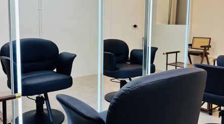 Elegant salon chairs at Tony Walker Hair Studio, Geylang Bahru MRT, SG, reflecting a modern, stylish ambiance.