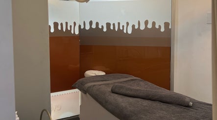 Relaxed massage room at Meraki Lesotho Spa, Maseru, Maseru, LS with cozy towels and calming decor.