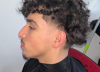 Jeune homme avec coupe tendance chez B2S_CUTZ à Saint-martin-d'hères, Auvergne-rhône-alpes, FR.