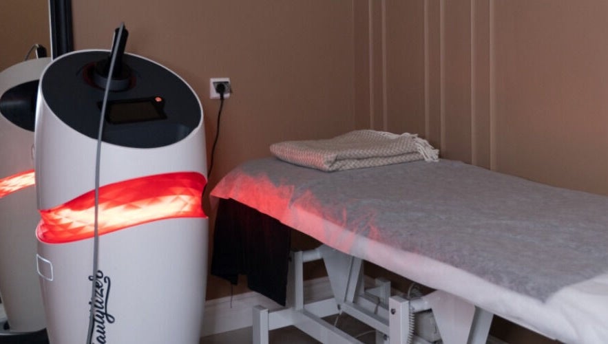 Relaxing treatment room at Face Master, Dubai, Dubai, AE, featuring advanced wellness equipment.