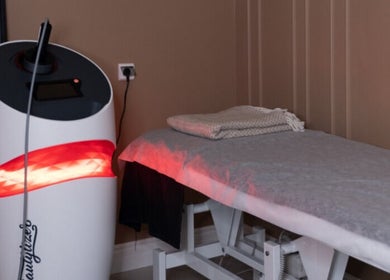 Relaxing treatment room at Face Master, Dubai, Dubai, AE, featuring advanced wellness equipment.