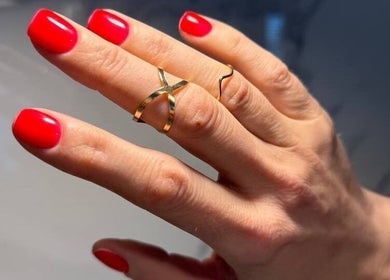 Блискучий червоний манікюр у Laser Lashes room, Варшава, Województwo Mazowieckie, PL.