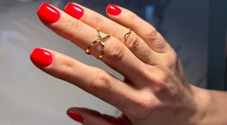 Блискучий червоний манікюр у Laser Lashes room, Варшава, Województwo Mazowieckie, PL.