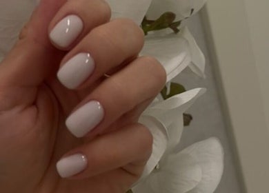 Бежевий манікюр у Laser Lashes room, Warszawa, Województwo Mazowieckie, PL з білими орхідеями.