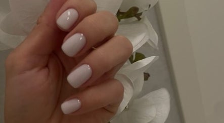 Бежевий манікюр у Laser Lashes room, Warszawa, Województwo Mazowieckie, PL з білими орхідеями.