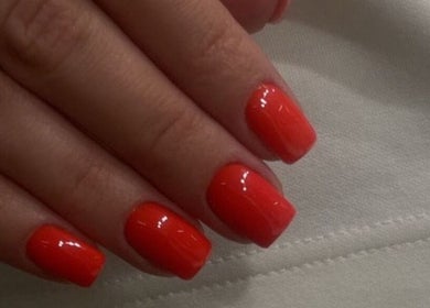 Яскравий червоний манікюр у Laser Lashes room, Warszawa, Województwo Mazowieckie, PL.