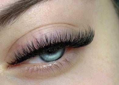 Погляд довгих вій у Laser Lashes room, Warszawa, Województwo Mazowieckie, PL.