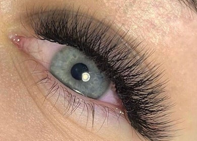 Закрите око з довгими віями у студії Laser Lashes Room, Варшава, Войоводство Мазовецьке, PL.