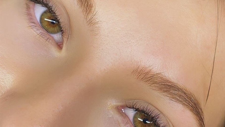 Близьке зображення доглянутих вій у Laser Lashes room, Warszawa, Województwo Mazowieckie, PL.