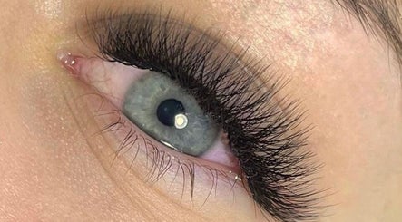 Довгі вії в кімнаті Laser Lashes у Варшаві, Войводство Мазовецьке, PL.