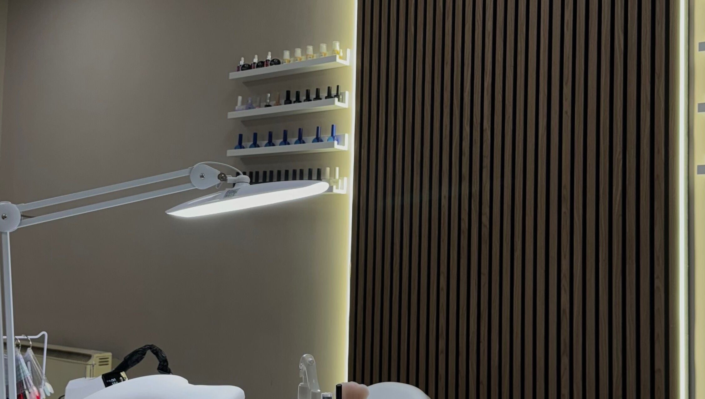 Элегантный салон в Zeya Studio, Galway, County Galway, IE с современными полками для лаков.