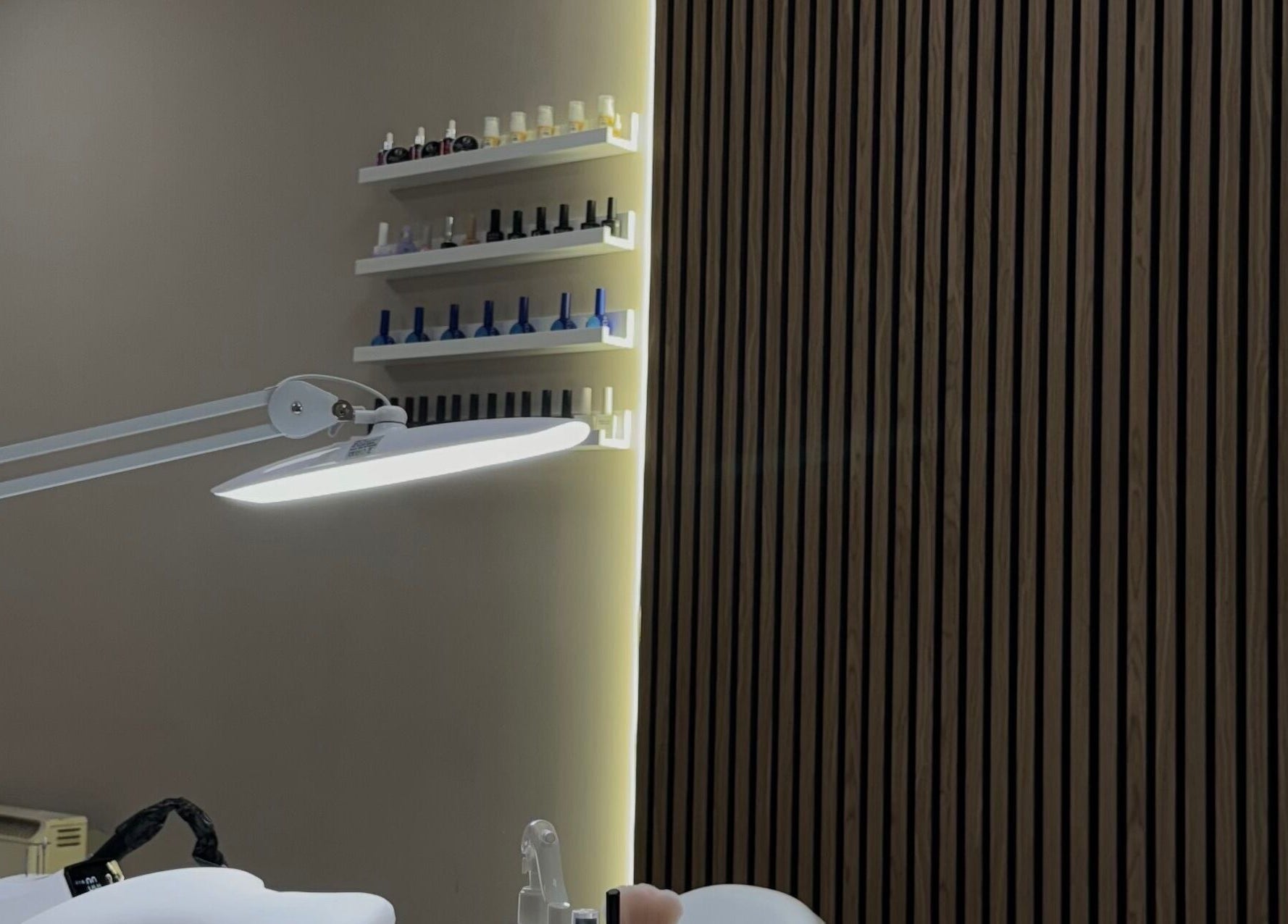 Элегантный салон в Zeya Studio, Galway, County Galway, IE с современными полками для лаков.