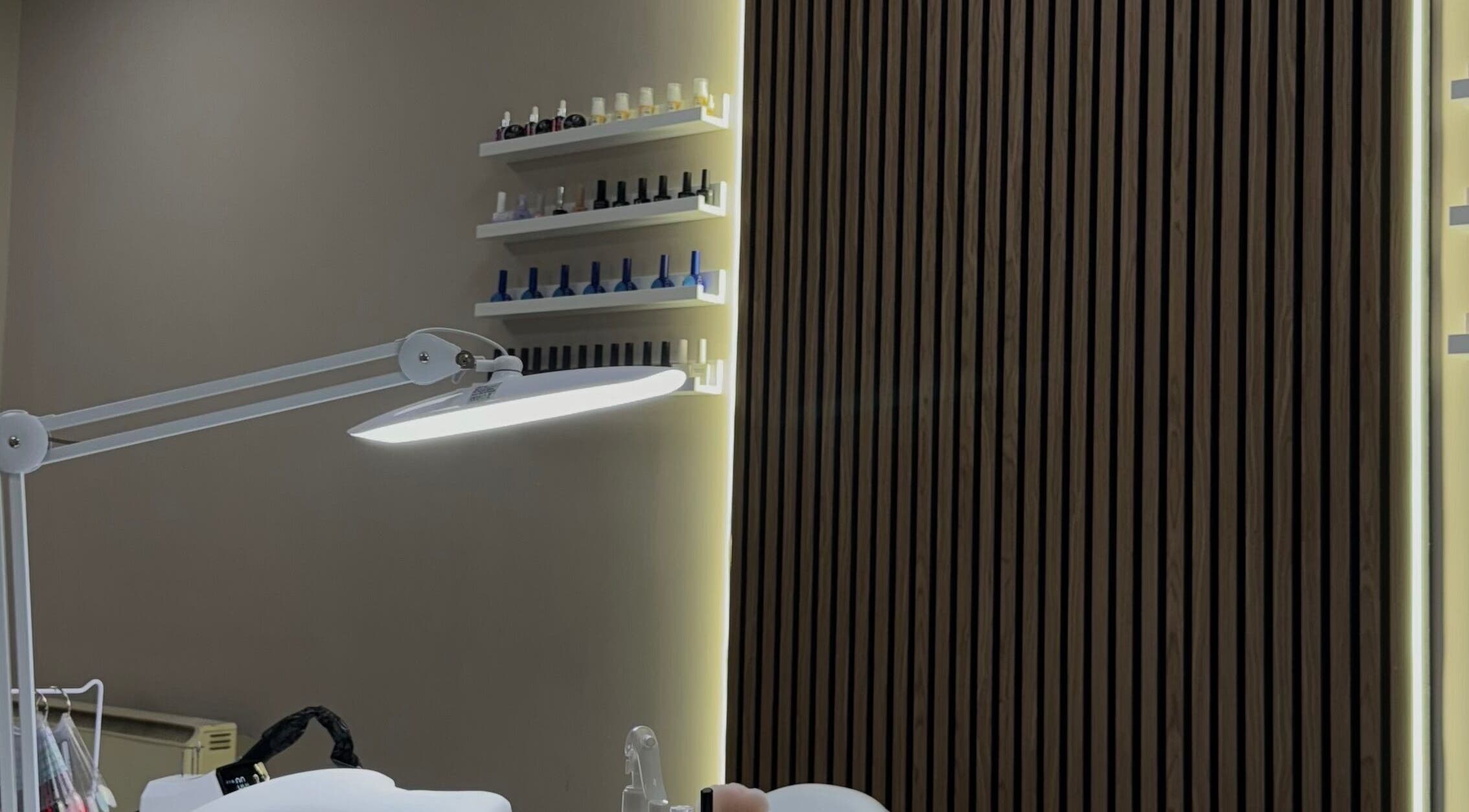 Элегантный салон в Zeya Studio, Galway, County Galway, IE с современными полками для лаков.