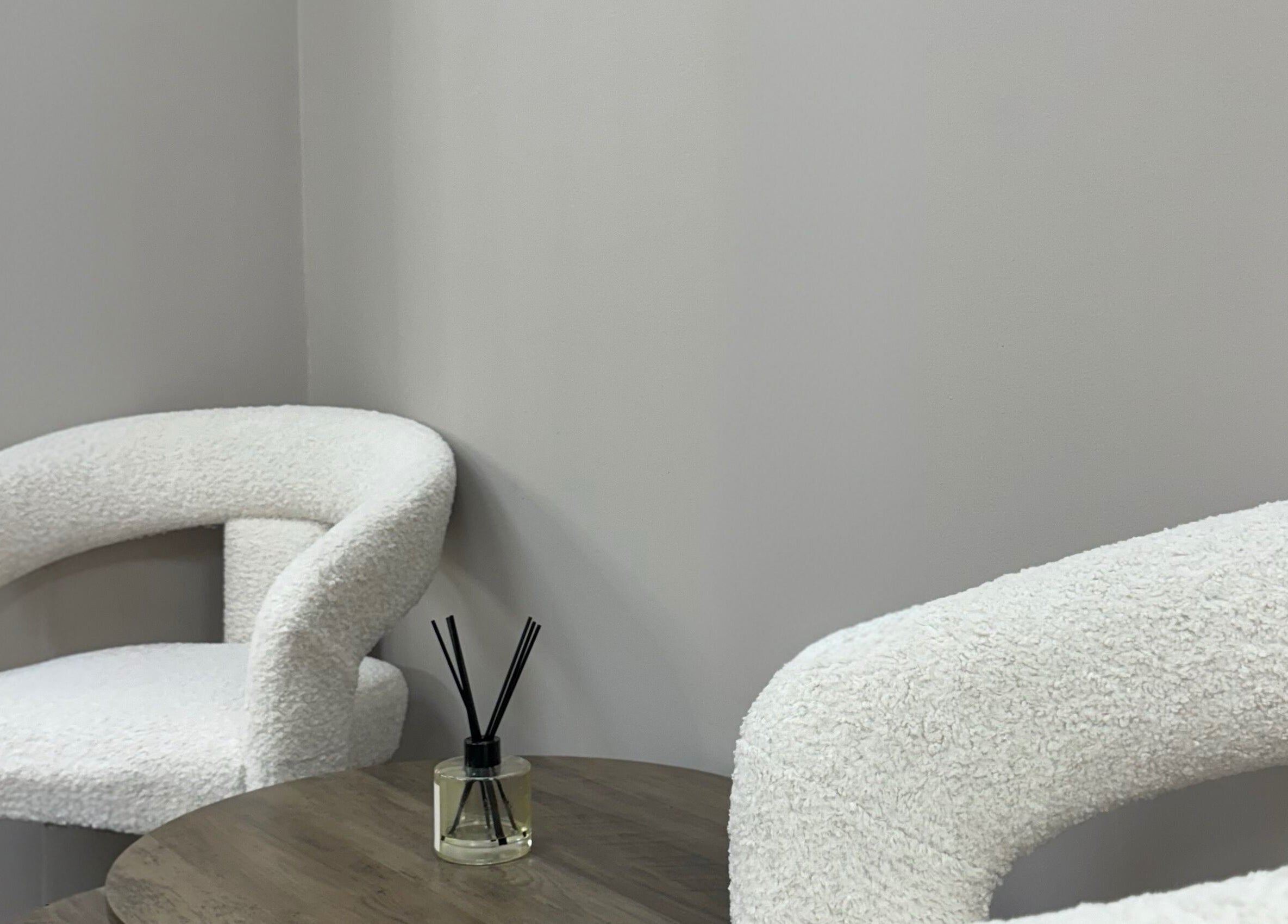 Комфортные кресла и аромадиффузор в Zeya Studio, Galway, County Galway, IE.