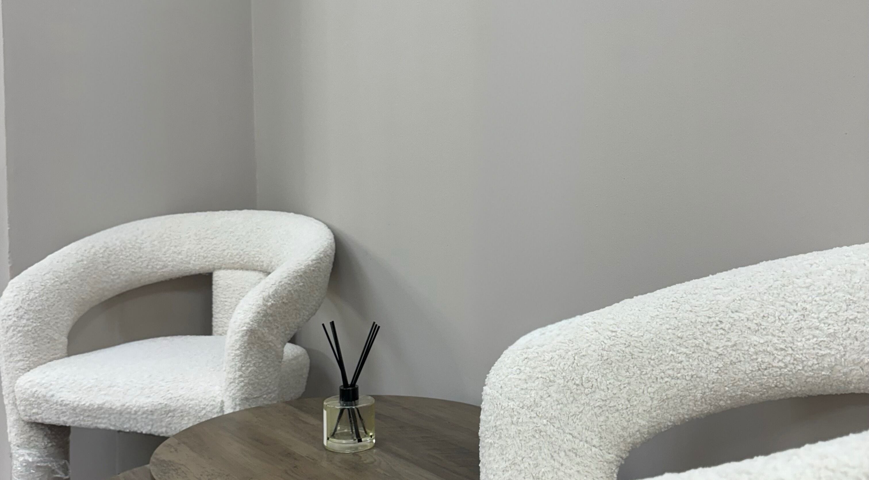 Комфортные кресла и аромадиффузор в Zeya Studio, Galway, County Galway, IE.