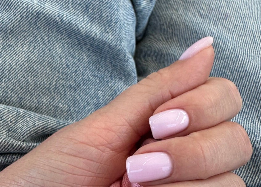 Рука с нежным розовым маникюром в Zeya Studio, Голуэй, County Galway, IE.