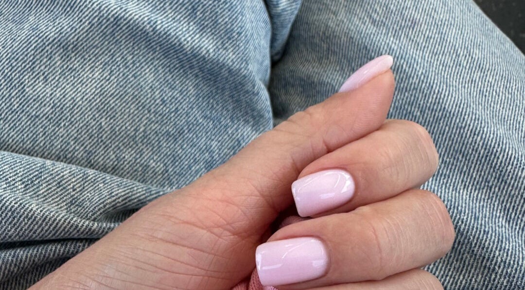 Рука с нежным розовым маникюром в Zeya Studio, Голуэй, County Galway, IE.