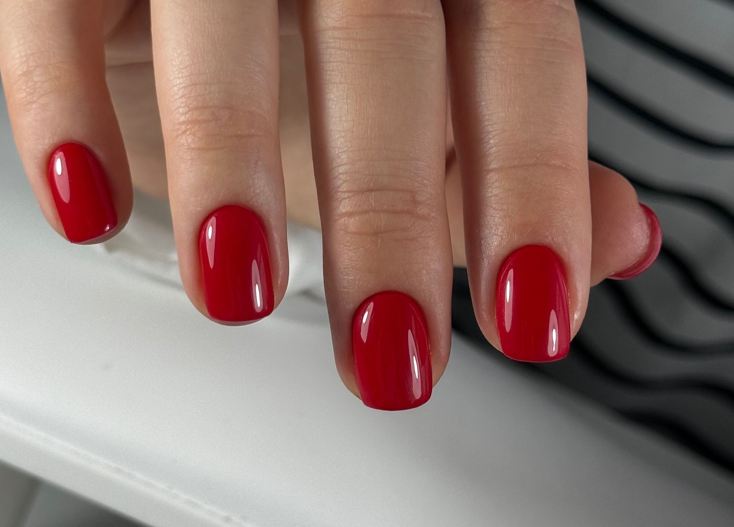 Красивый красный маникюр в Zeya Studio, Galway, County Galway, IE.