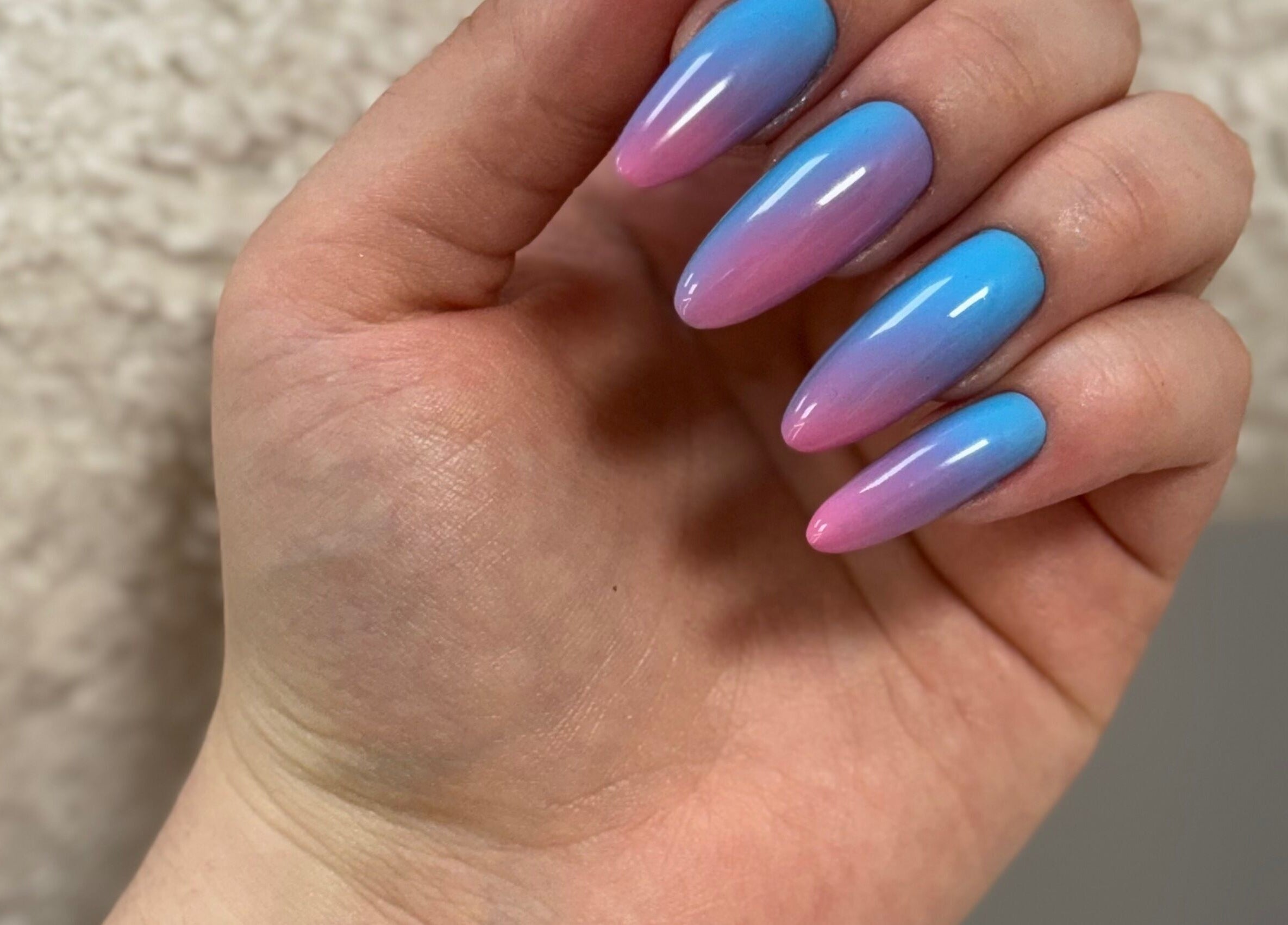 Градиентный маникюр в голубых и розовых тонах в Zeya Studio, Galway, County Galway, IE.