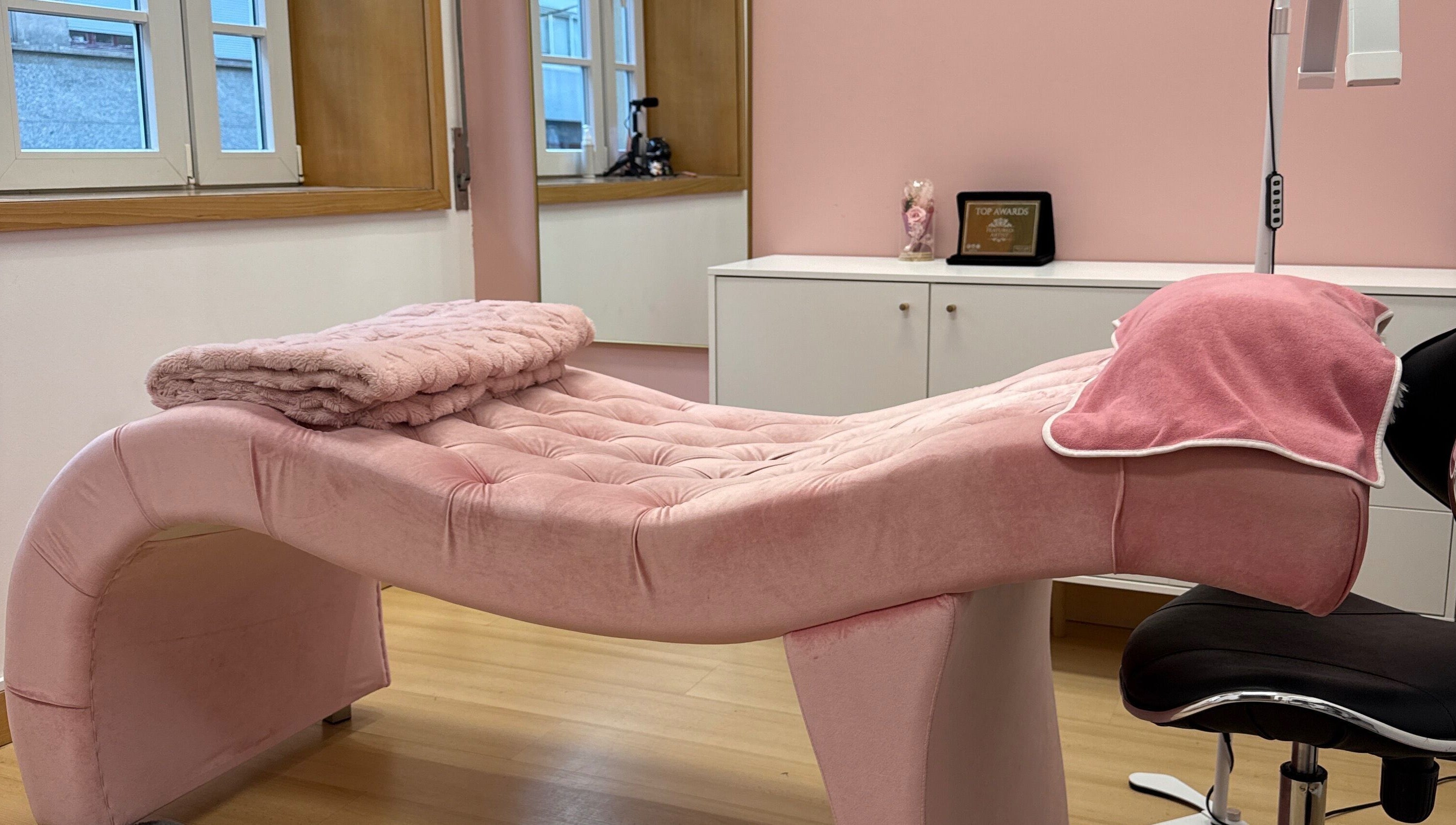 Luxurious pink treatment bed at Silver Eyes Studio, Porto, PT.