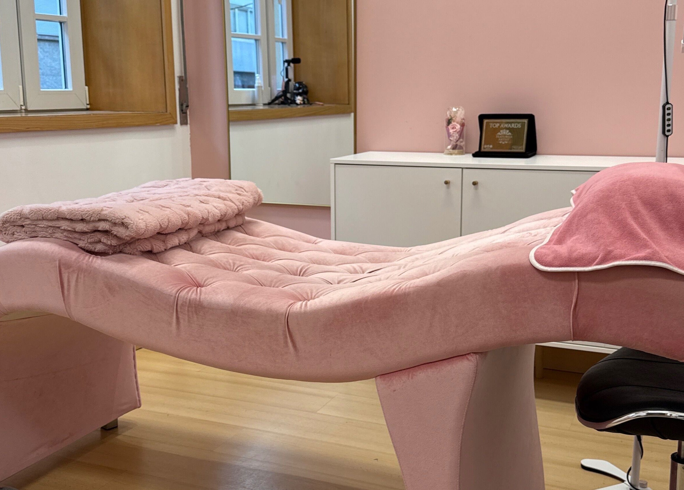 Luxurious pink treatment bed at Silver Eyes Studio, Porto, PT.