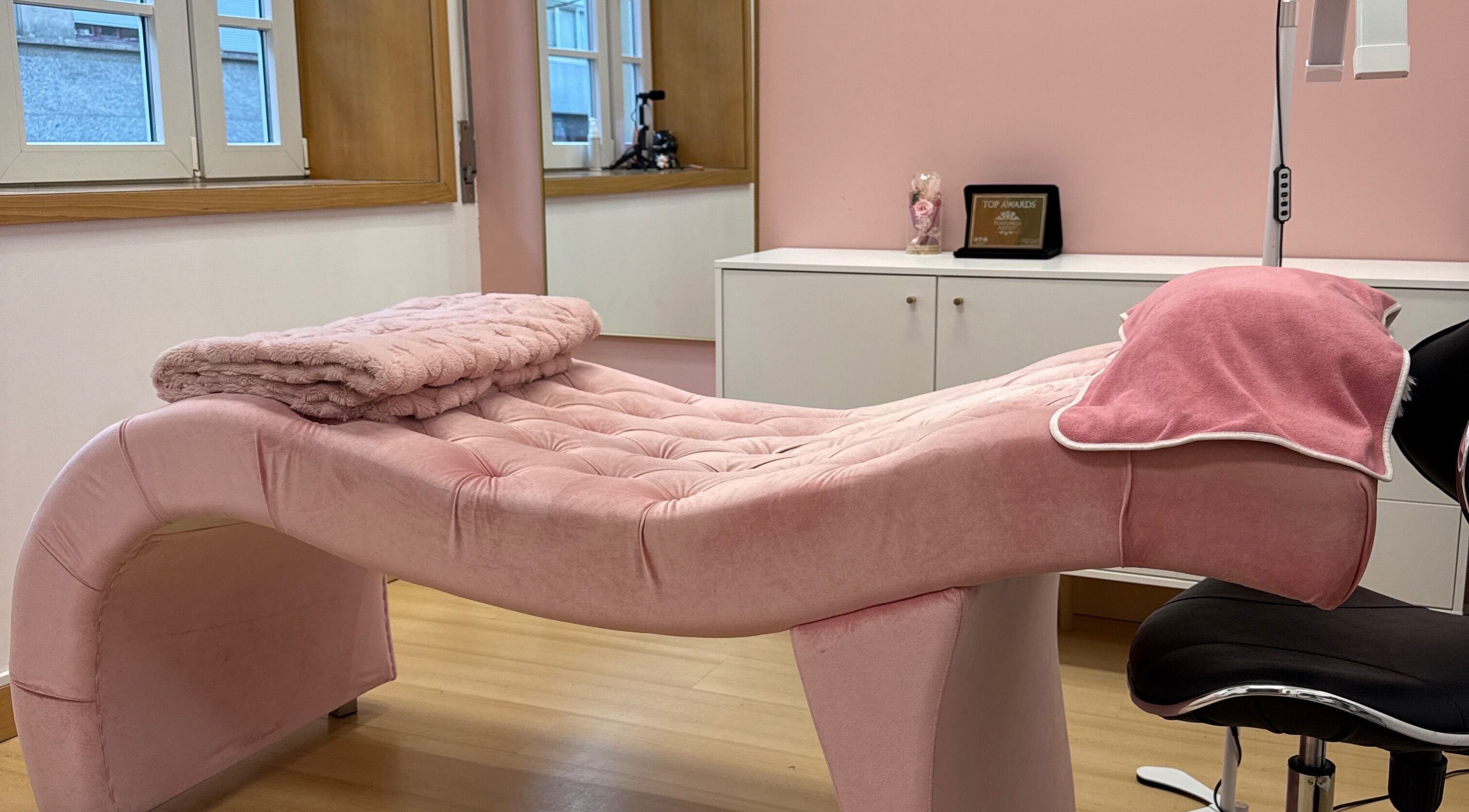 Luxurious pink treatment bed at Silver Eyes Studio, Porto, PT.