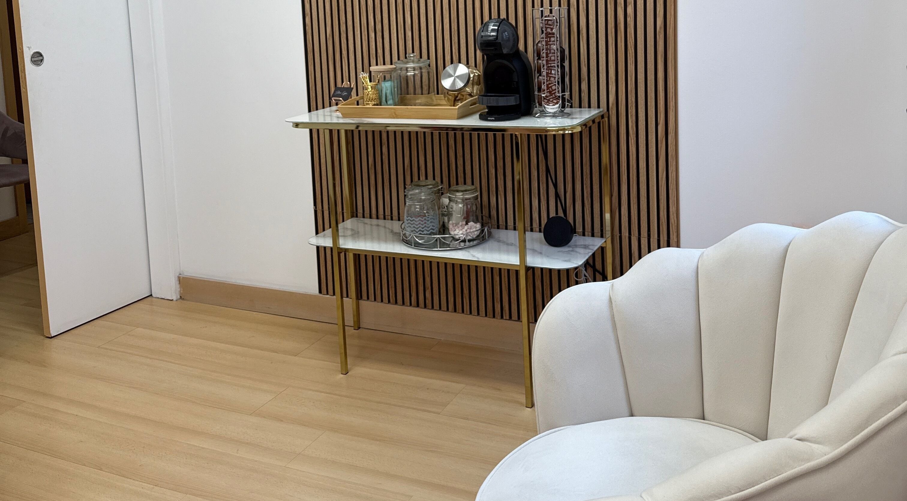 Cozy corner with a plush chair and coffee station at Silver Eyes Studio, Porto, Porto, PT.