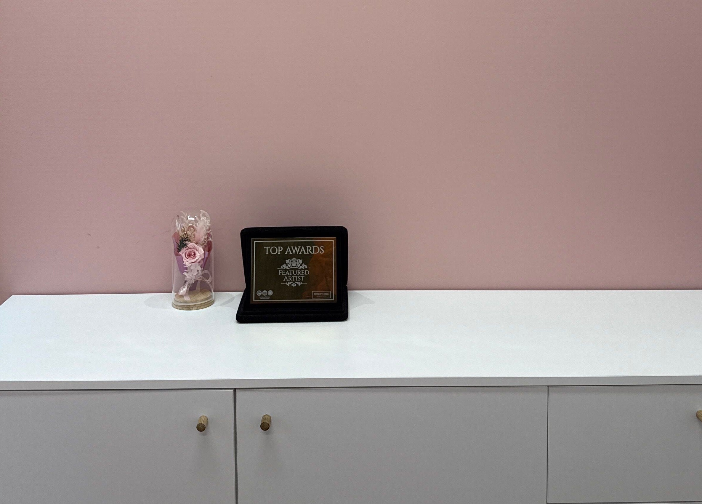 Award and floral decor at Silver Eyes Studio, Porto, Porto, PT. Elegant and serene atmosphere.