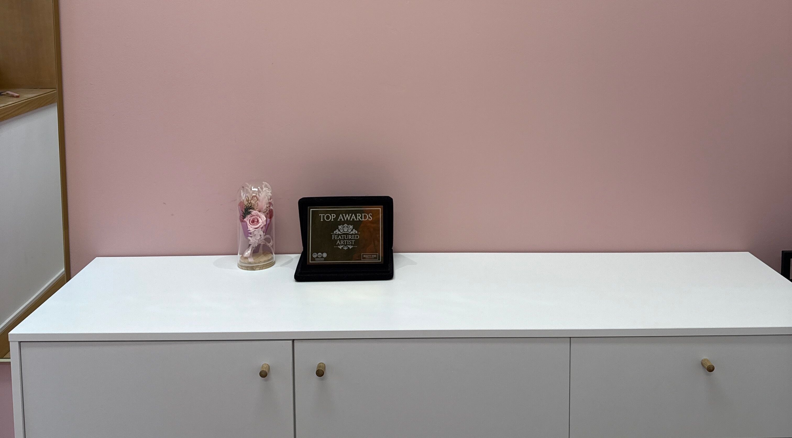 Award and floral decor at Silver Eyes Studio, Porto, Porto, PT. Elegant and serene atmosphere.