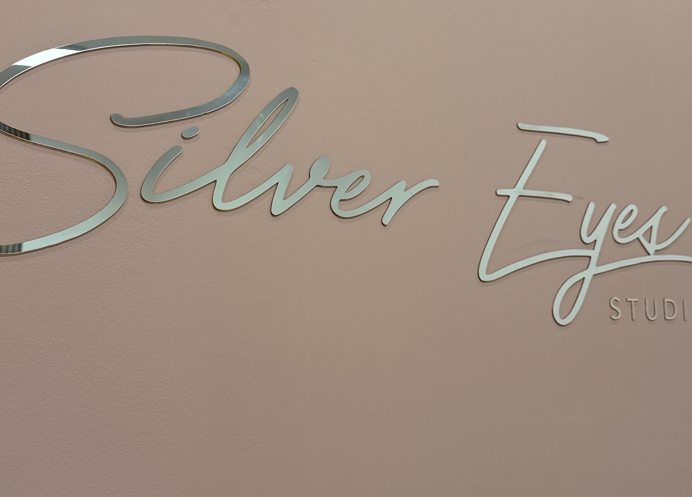 Elegant Silver Eyes Studio sign on a blush wall, located in Porto, Porto, PT.