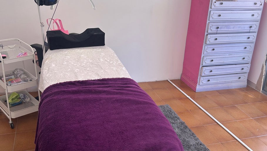 Sala de tratamiento en Ainhoa, Valladolid, Castilla Y León, ES con camilla y decoración acogedora.