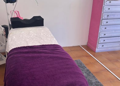 Sala de tratamiento en Ainhoa, Valladolid, Castilla Y León, ES con camilla y decoración acogedora.