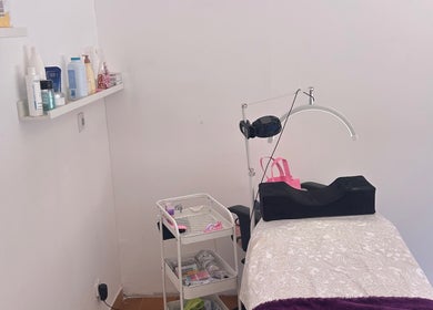 Sala de tratamientos en Ainhoa, Valladolid, Castilla Y León, ES, con cama y equipos de belleza.