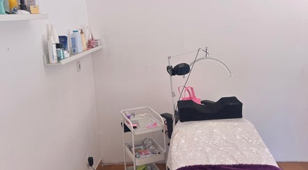 Sala de tratamientos en Ainhoa, Valladolid, Castilla Y León, ES, con cama y equipos de belleza.