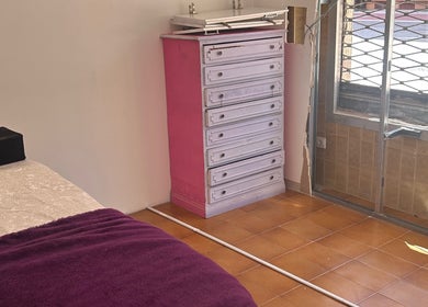 Elegante habitación en Ainhoa, Valladolid, Castilla Y León, ES con cama y tocador clásico.