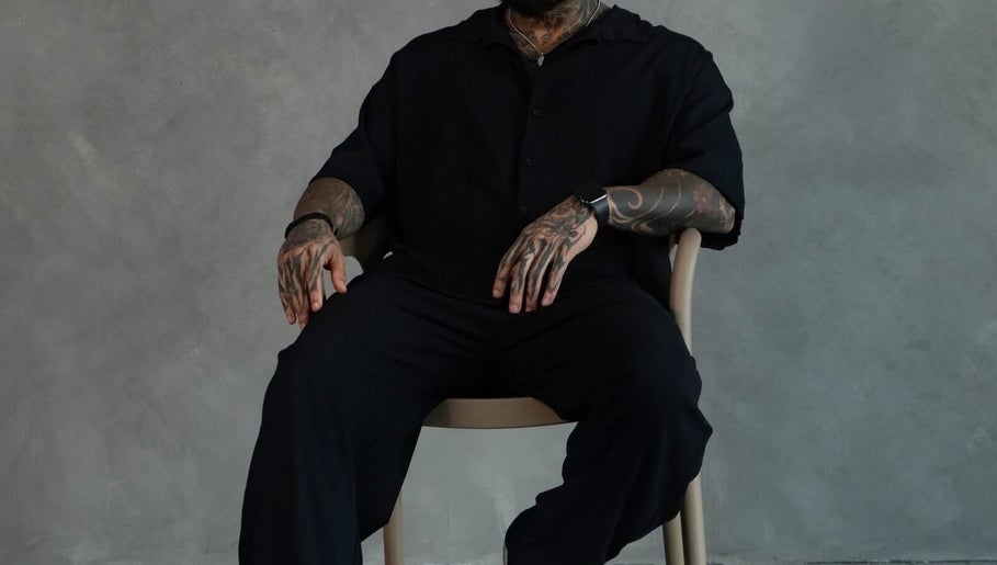 Hombre tatuado en DiegoBarbaz, Miraflores, Provincia De Lima, PE, mostrando estilo moderno.