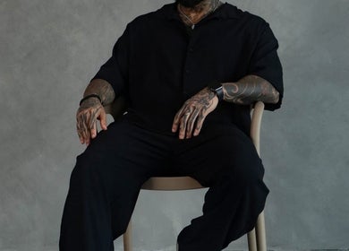 Hombre tatuado en DiegoBarbaz, Miraflores, Provincia De Lima, PE, mostrando estilo moderno.