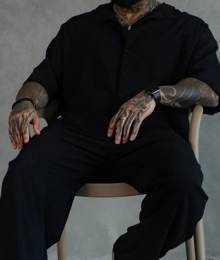 Hombre tatuado en DiegoBarbaz, Miraflores, Provincia De Lima, PE, mostrando estilo moderno.