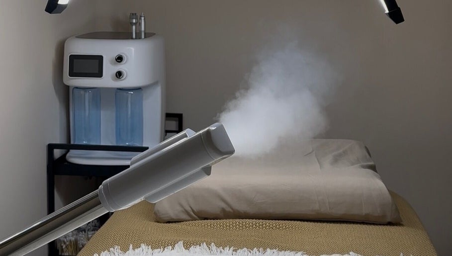 Hydrotherapy room with a steaming device at Refine Skinn, London, England, GB. Calm and relaxing ambiance.